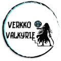 yrityksen verkko valkyrie logo. teksti verkko valkyrie rappuset viiva ja päässä seisoo valkyrie miekka kädessä ja maapallo kammenella. puoliympyra rajaa kokonaisuutta