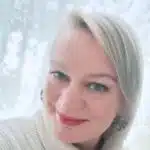 virtuaaliassistentti_sihteeri_ja_asiantuntijpalvelut_hymyilevä vaaleahiuksinen nainen vaalea paita vaalea tausta