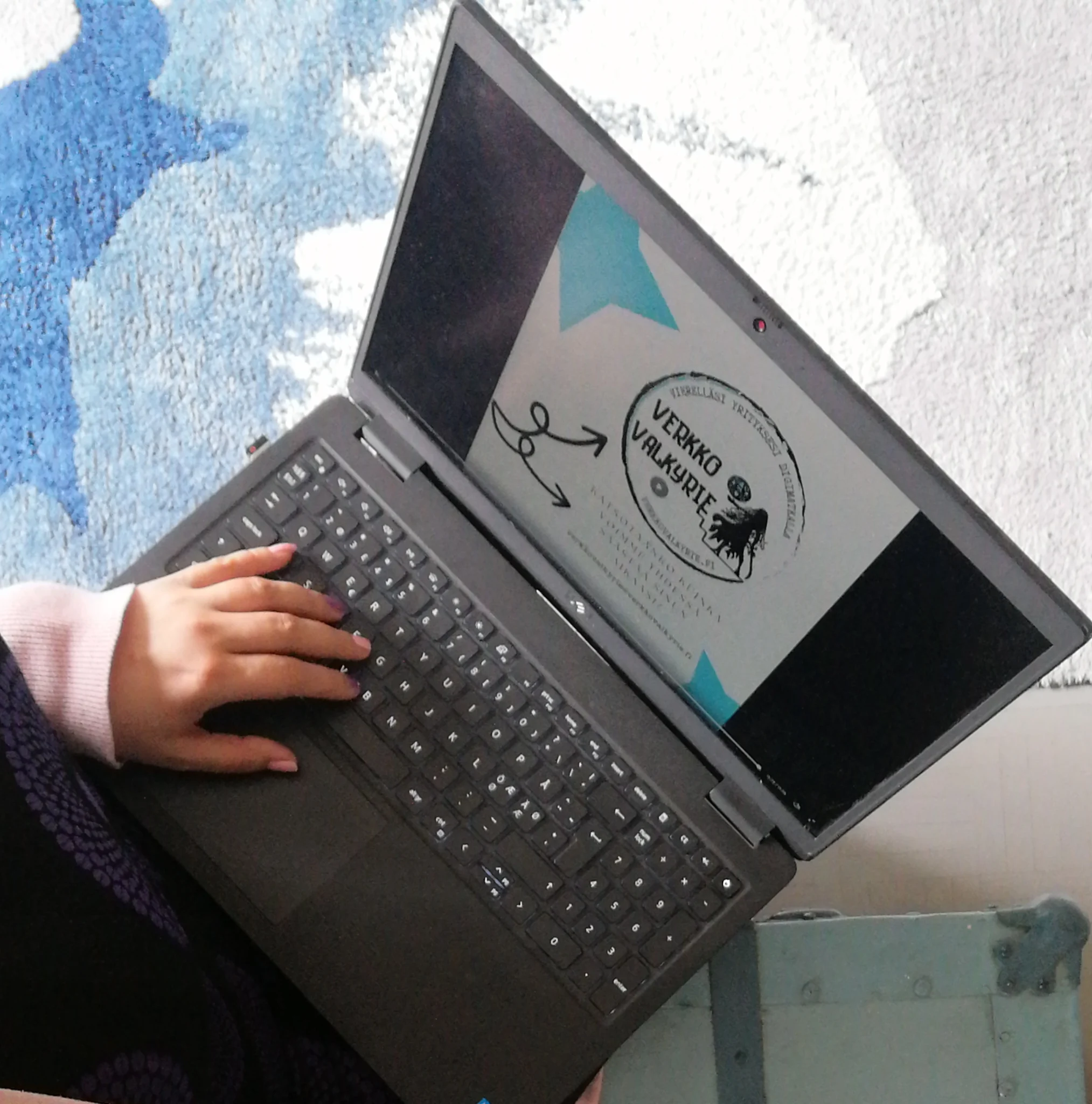 Verkko_Valkyrie_virtuaaliassistentti_ja_tietokone