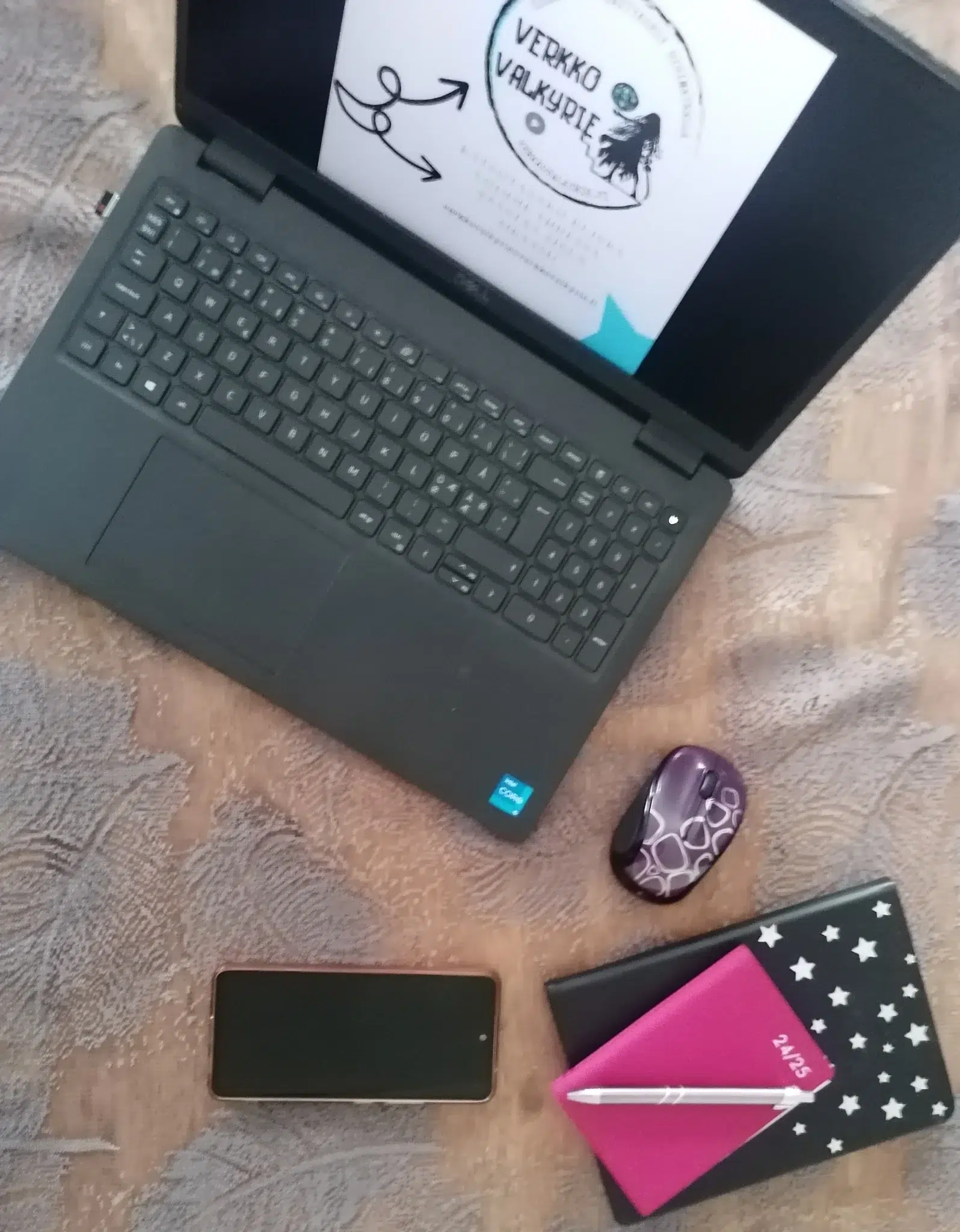 Verkko_Valkyrie_Virtuaaliassistentin_työvälineet tyovalineet_tietokone_hiiri_puhelin_muistiinpano_muistio_harmaa_pitsiliina