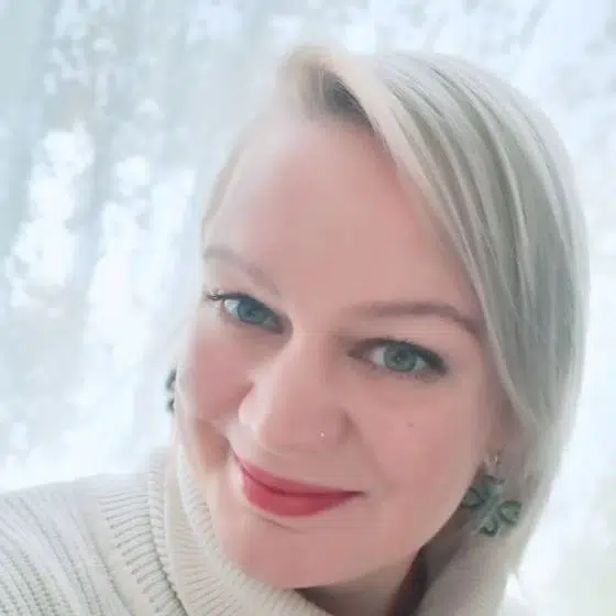 linkedin_prof vaalea_hymyileva_nainen_profiili_kuva