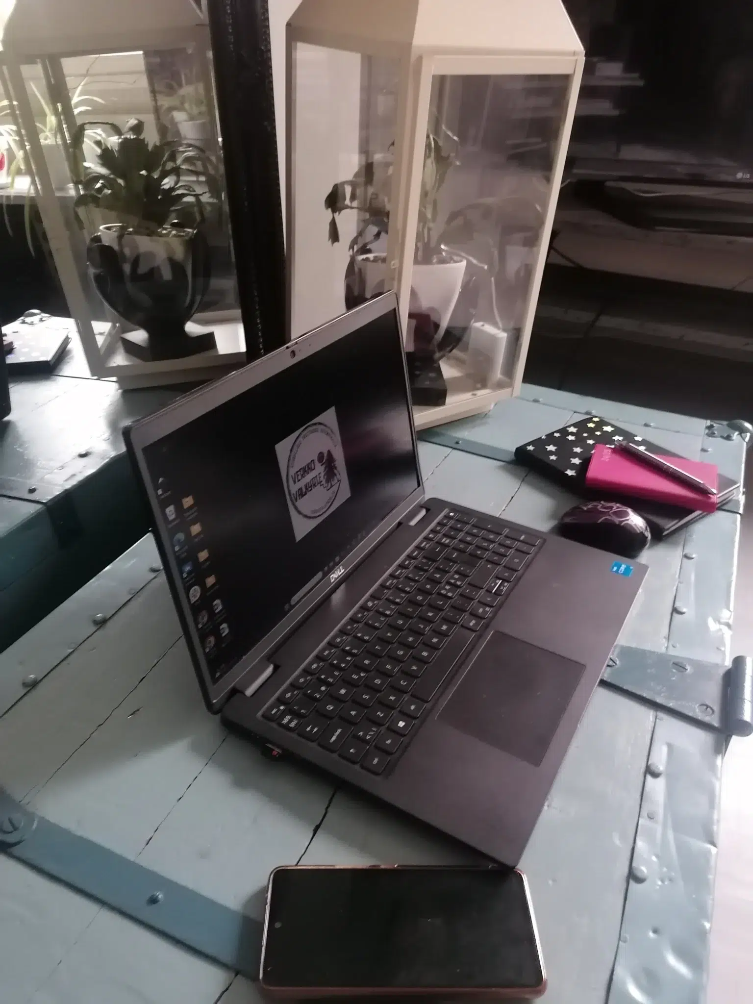 verkkovalkyrie_virtuaaliassistentti_sihteeri_asiantuntijapalvelut_työvälineet tietokone:muistikirja_muistio_puhelin_hiiri_pöydalla