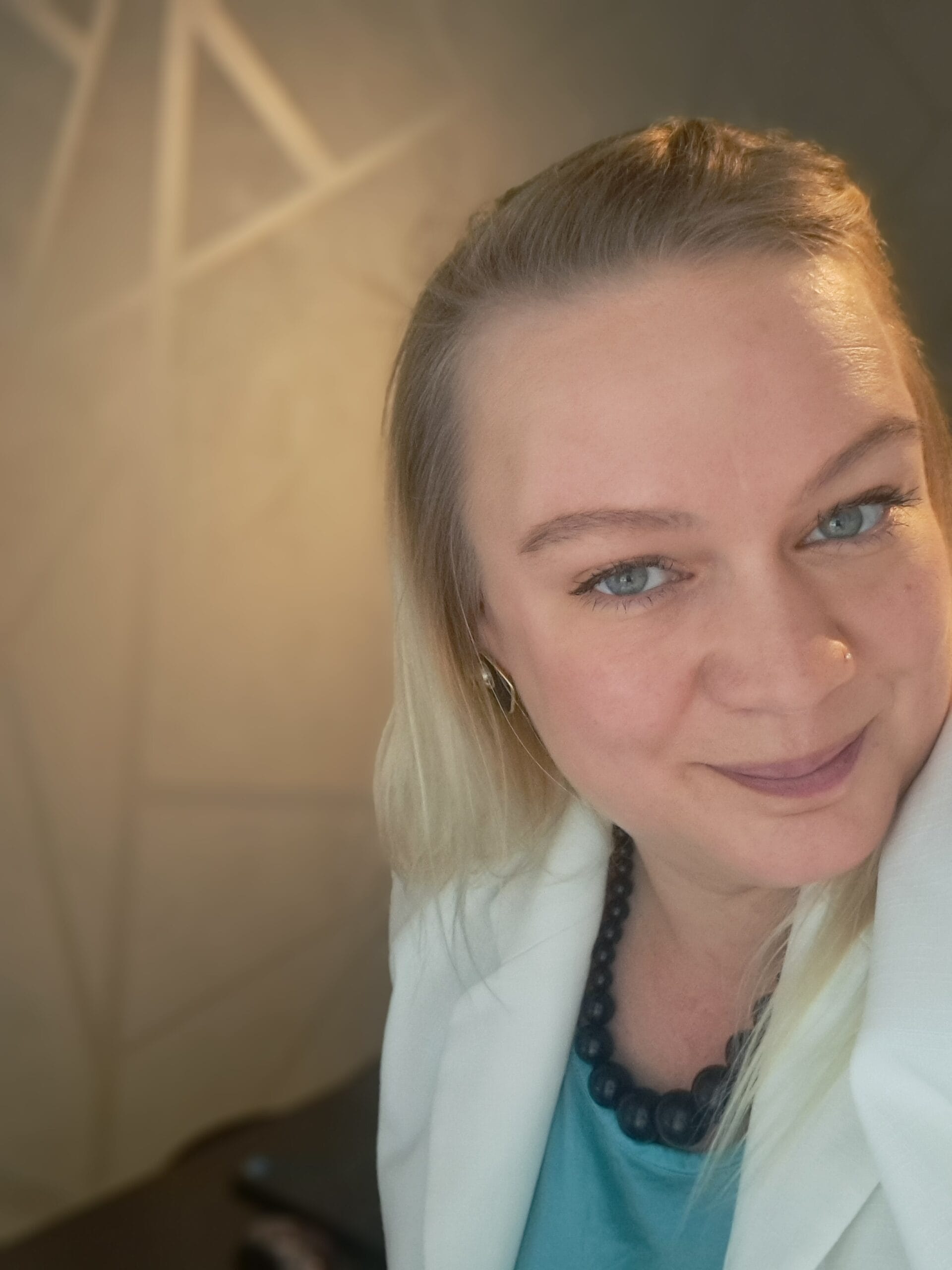 Verkko_valkyrie:yrittäjä_nainen_kameraakohti_hymynkare_huulilla