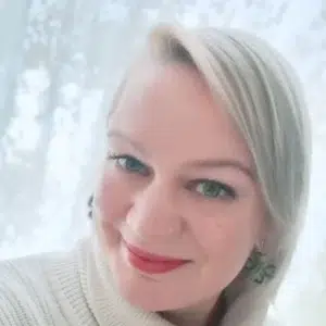 verkko_valkyrie_sini_profiili hymyileva_vaalea_nainen